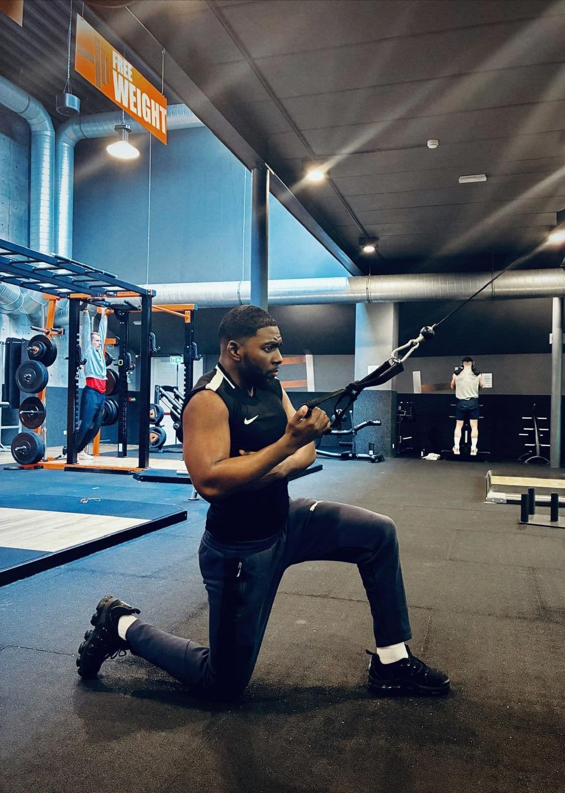 Omar tijdens een training in de fitnessruimte
