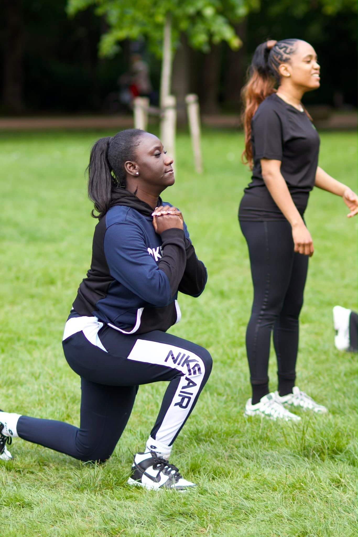 Een deelnemer doet een lunge tijdens een buitentraining